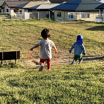 写真：公園で遊ぶ子どもたち